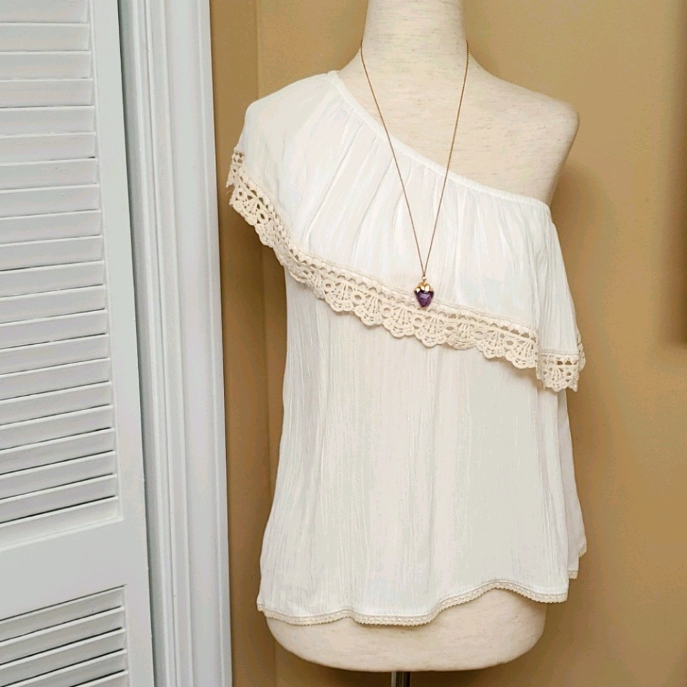 Rewind Size M Off The Shoulder Blouse.